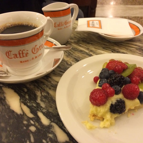 Foto tirada no(a) Antico Caffè Greco por Kate K. em 1/9/2015