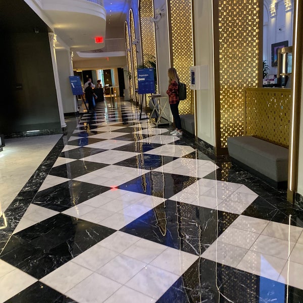 รูปภาพถ่ายที่ W Hotel - Washington D.C. โดย George J. เมื่อ 10/22/2019