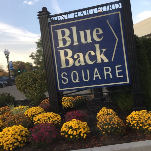 รูปภาพถ่ายที่ Blue Back Square โดย George J. เมื่อ 9/26/2017