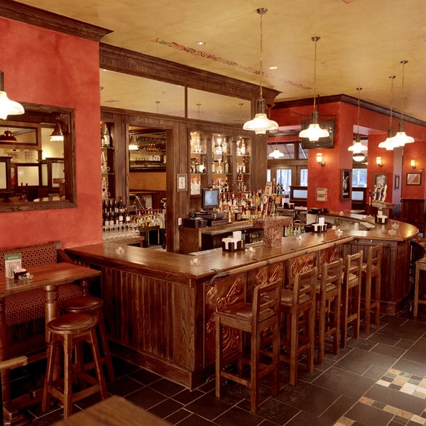 Foto tirada no(a) Siné Irish Pub &amp; Restaurant por Siné Irish Pub &amp; Restaurant em 1/28/2015
