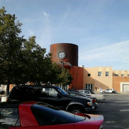 Foto diambil di Topeka &amp; Shawnee County Public Library oleh Darci R. pada 9/23/2012