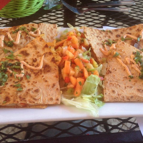 Foto diambil di La Cocina Mexican Grill &amp; Bar oleh Jessica F. pada 8/6/2014