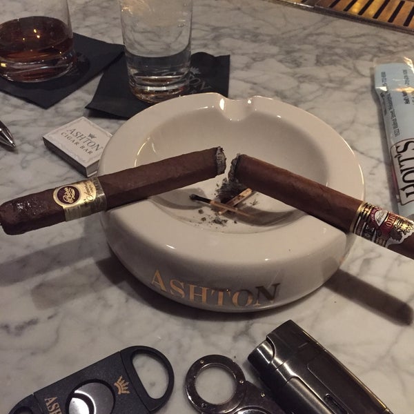 Foto tirada no(a) Ashton Cigar Bar por Mark D. em 3/3/2016