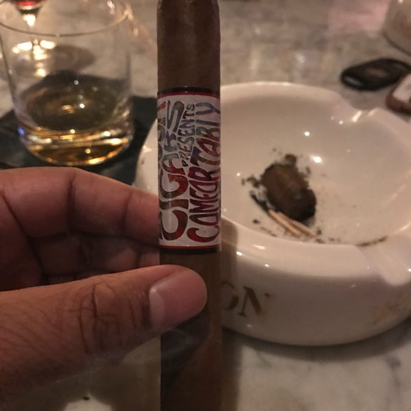 Foto tirada no(a) Ashton Cigar Bar por Mark D. em 7/26/2018