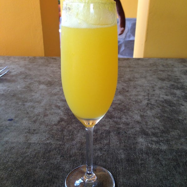 Foto diambil di Restaurante Mango at Isla Verde oleh Maureen P. pada 11/24/2013