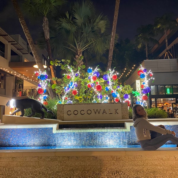 Foto tirada no(a) CocoWalk Shopping Center por Eleonora A. em 1/8/2022