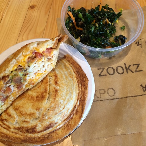 Foto diambil di Zookz - Sandwiches with an Edge oleh Jinky I. pada 1/10/2016