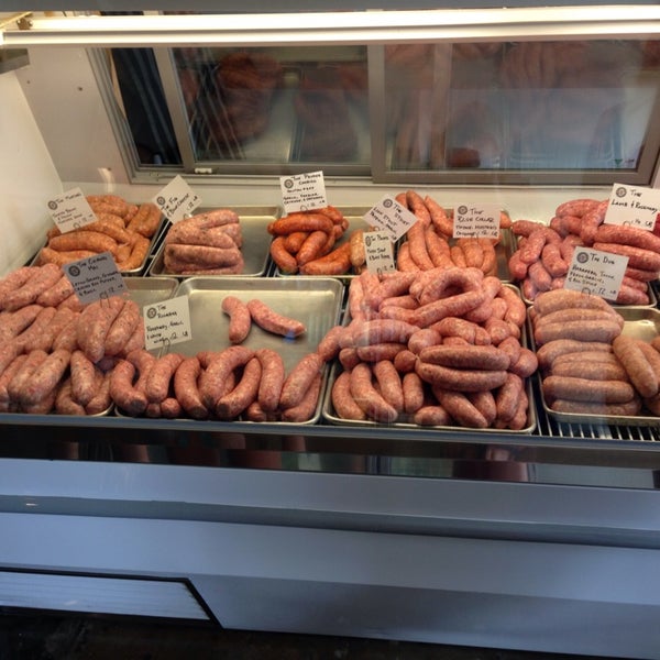 Foto tirada no(a) Proper Sausages por Kelle J. em 10/4/2014