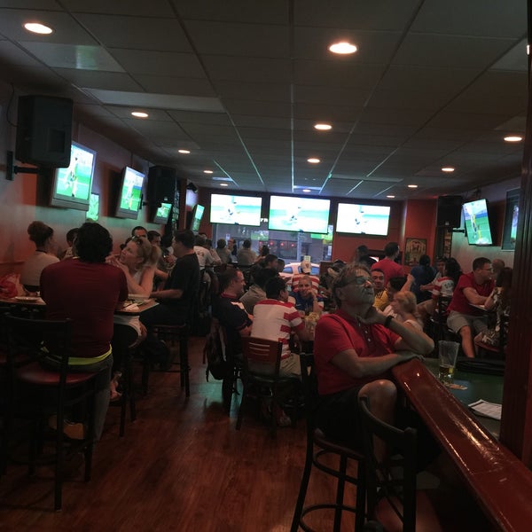 6/23/2015 tarihinde Warren O.ziyaretçi tarafından Summers Grill Restaurant &amp; Sports Bar'de çekilen fotoğraf