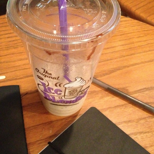 Photo taken at The Coffee Bean &amp; Tea Leaf by Daniel L. on 10/8/2013