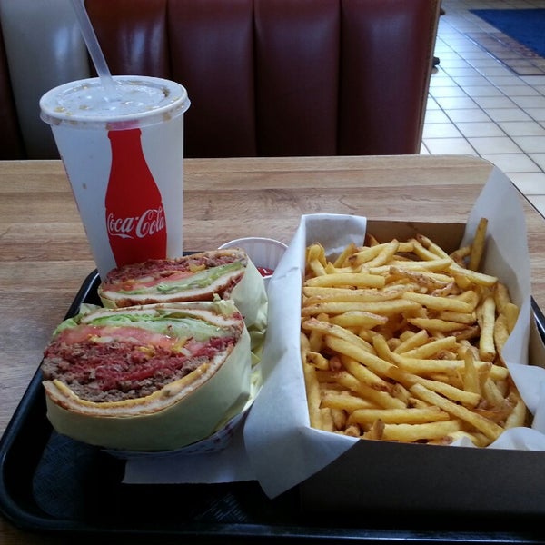 3/30/2013 tarihinde Rodrigo C.ziyaretçi tarafından Tops Burger'de çekilen fotoğraf