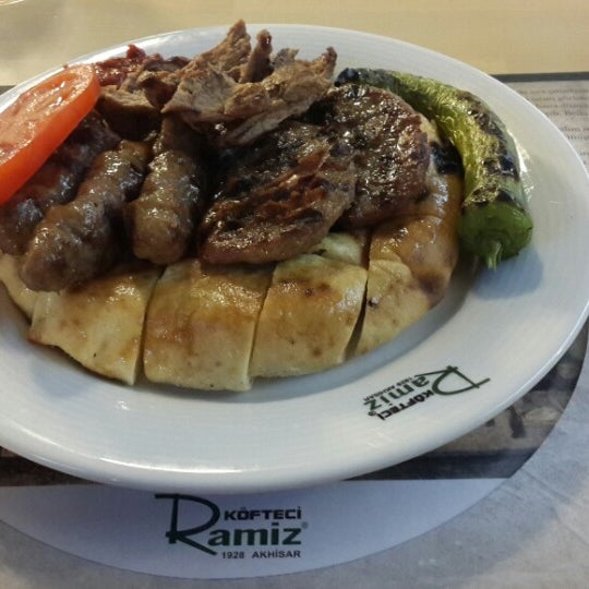 รูปภาพถ่ายที่ Köfteci Ramiz Plus โดย Şükrü B. เมื่อ 3/16/2014