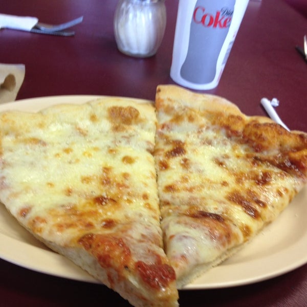 Снимок сделан в Wa-Pa-Ghetti&#39;s Pizza пользователем John Z. 3/25/2014
