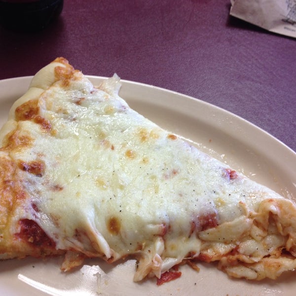 Снимок сделан в Wa-Pa-Ghetti&#39;s Pizza пользователем John Z. 10/21/2013