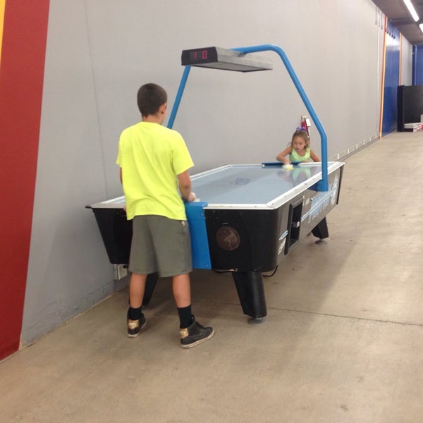 Photo prise au Phoenix Indoor Karting par Corrie M. le7/28/2014
