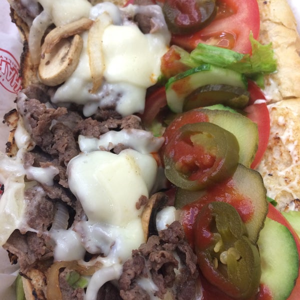 Foto tirada no(a) Charleys Philly Steaks por Inaluyk G. em 6/14/2015