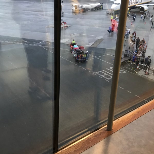 Das Foto wurde bei Aeropuerto de Santiago de Compostela von Emma S. am 8/13/2018 aufgenommen