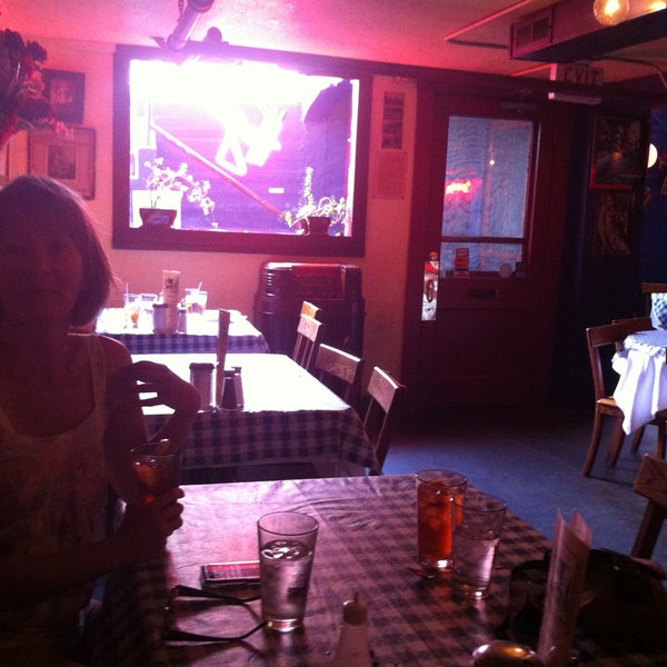 6/21/2013 tarihinde Chris B.ziyaretçi tarafından Hugo&#39;s Restaurant'de çekilen fotoğraf