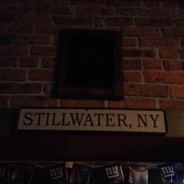 รูปภาพถ่ายที่ Stillwater Bar &amp; Grill โดย Manuel B. เมื่อ 11/12/2013