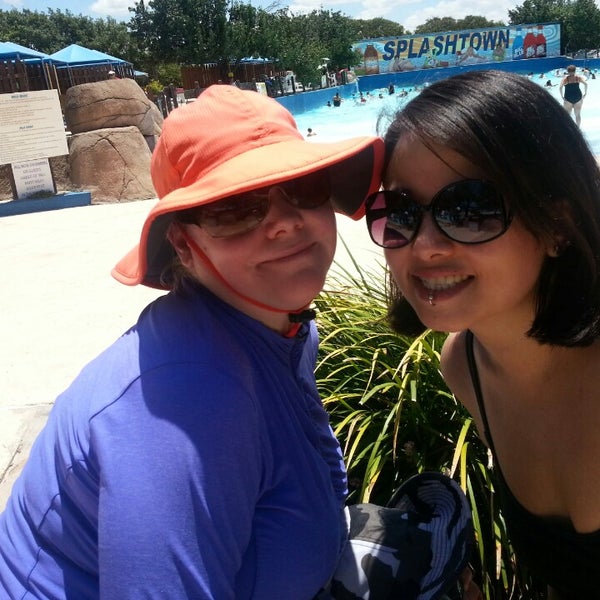 Das Foto wurde bei Splashtown San Antonio von Jeannette am 8/13/2013 aufgenommen