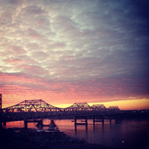 รูปภาพถ่ายที่ Sheraton Louisville Riverside Hotel โดย Bekki H. เมื่อ 2/28/2014