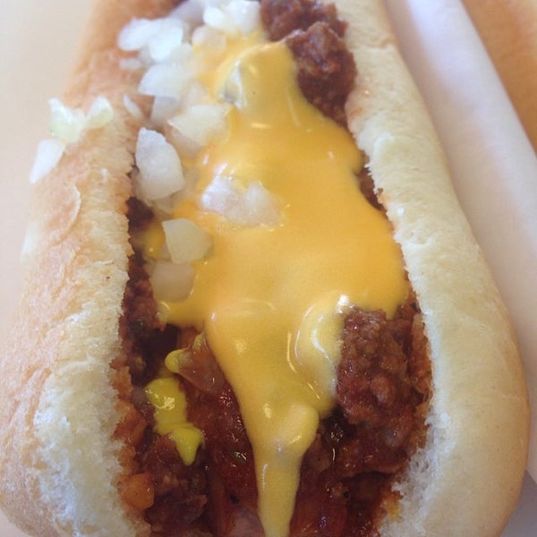 Foto diambil di Arbetter&#39;s Hot Dogs oleh Burger B. pada 10/6/2013