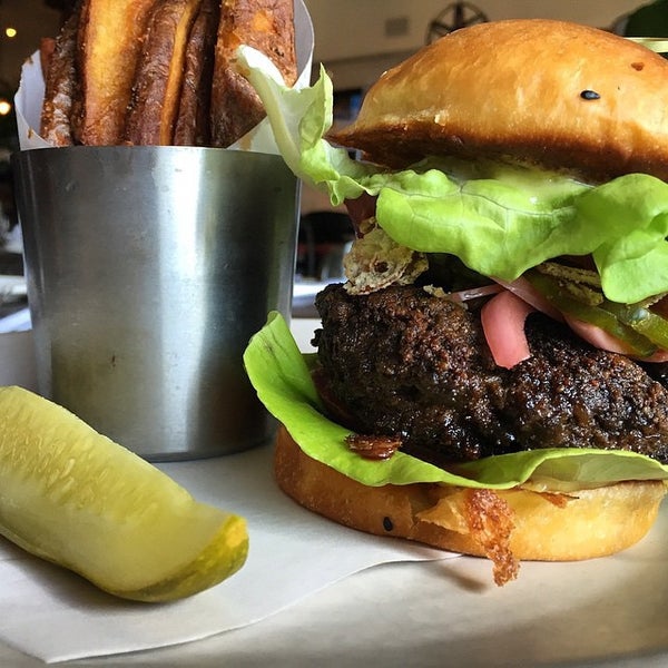 5/10/2015에 Burger B.님이 Tongue &amp; Cheek에서 찍은 사진