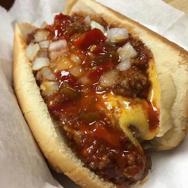 Foto diambil di Arbetter&#39;s Hot Dogs oleh Burger B. pada 1/13/2017