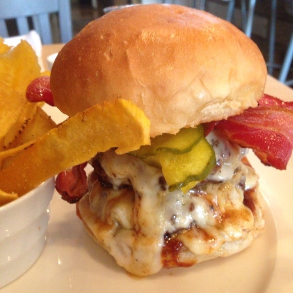 รูปภาพถ่ายที่ Bread + Butter โดย Burger B. เมื่อ 11/19/2013