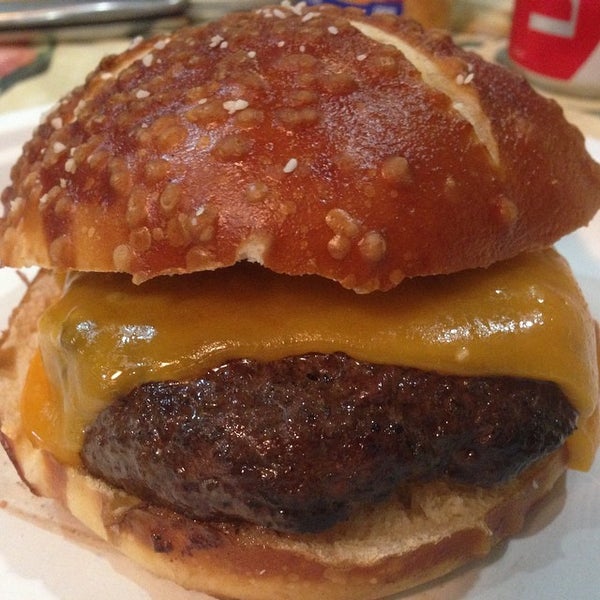 8/31/2014 tarihinde Burger B.ziyaretçi tarafından Norman Brothers Produce'de çekilen fotoğraf