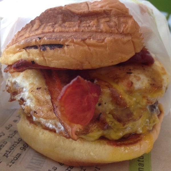 รูปภาพถ่ายที่ BurgerFi โดย Burger B. เมื่อ 8/11/2014