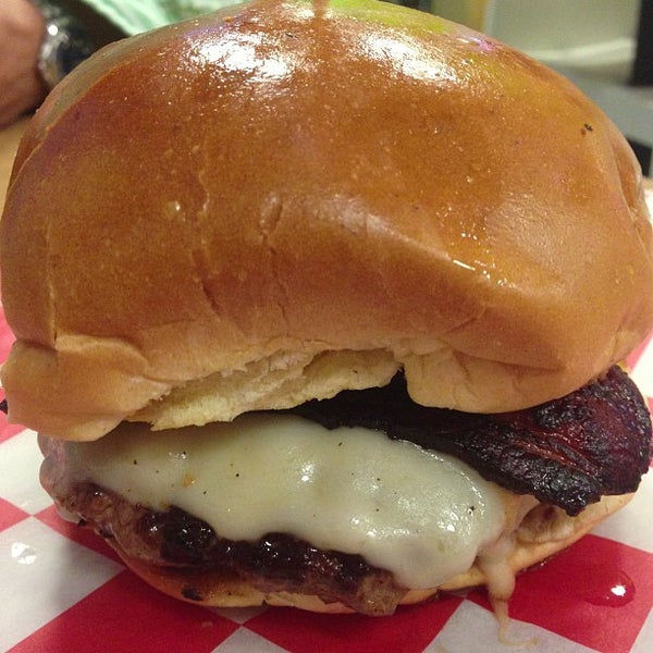 Снимок сделан в Knucklehead Burgers пользователем Burger B. 8/30/2013