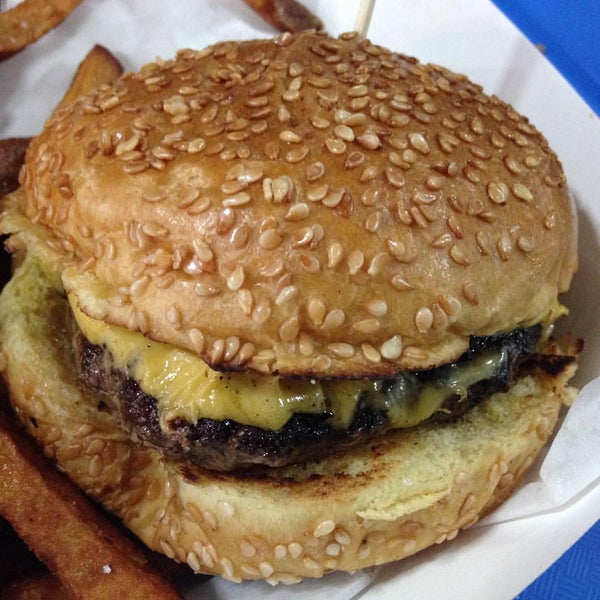 Foto tomada en Charm City Burger Company  por Burger B. el 11/15/2015