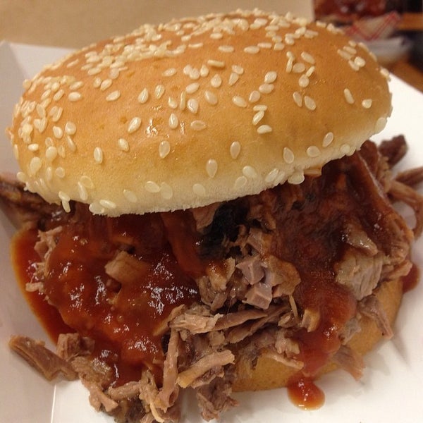 3/22/2014 tarihinde Burger B.ziyaretçi tarafından Mrs. Smokeys Real Pit BBQ'de çekilen fotoğraf