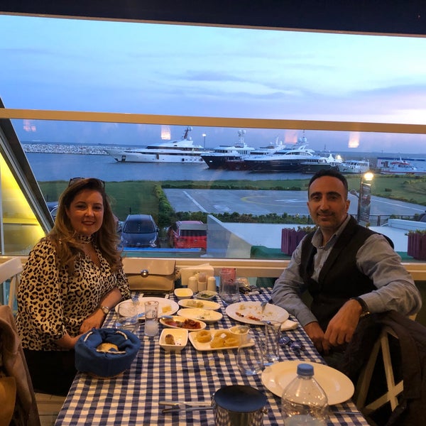 Foto diambil di Zeytinlik Restoran oleh Mustafa E. pada 5/7/2022