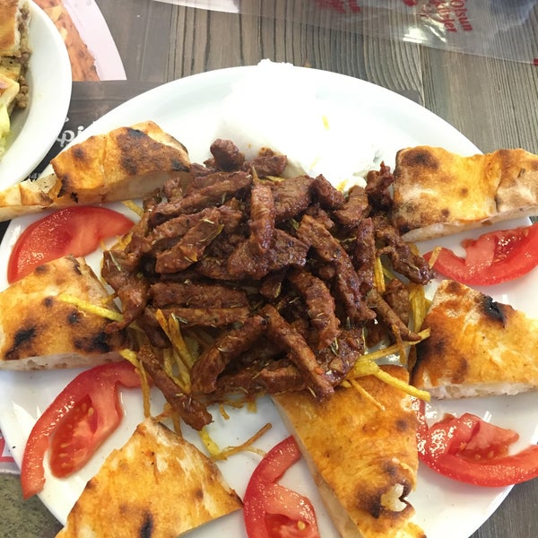 Foto tomada en Meşhur Pide Restaurant  por Fatma S. el 10/14/2021