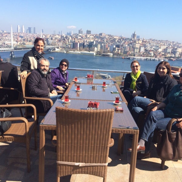 Foto diambil di Hüsnü Ala Cafe oleh Ömer K. pada 4/1/2015