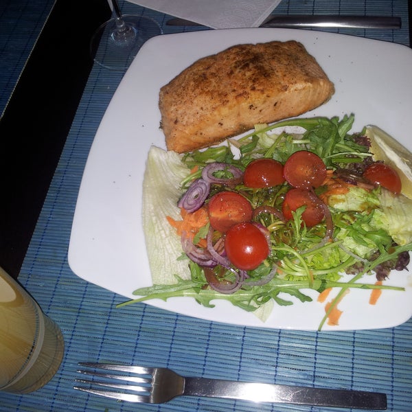 Tolle Ambiente, leckeres Essen! Mein Tipp: das Lachssteak mit Salat, es schmeckt hervorragend.
