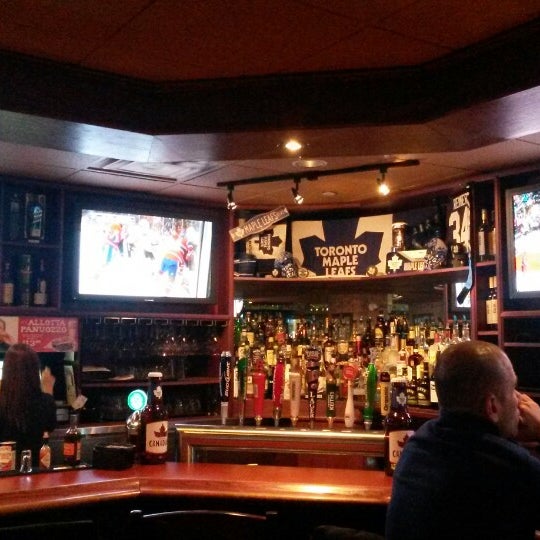 Foto diambil di St. Louis Bar &amp; Grill oleh Chris G. pada 1/12/2014