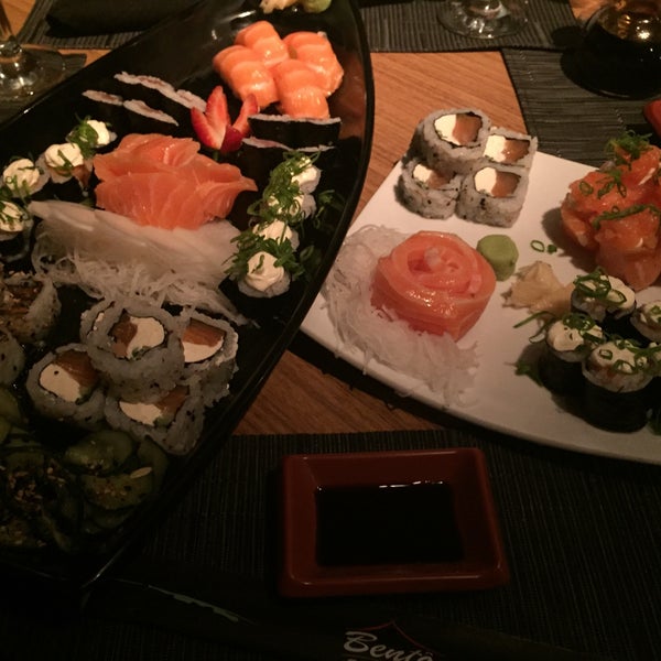 Foto tirada no(a) Bentô Sushi Lounge por Débora S. em 2/19/2017