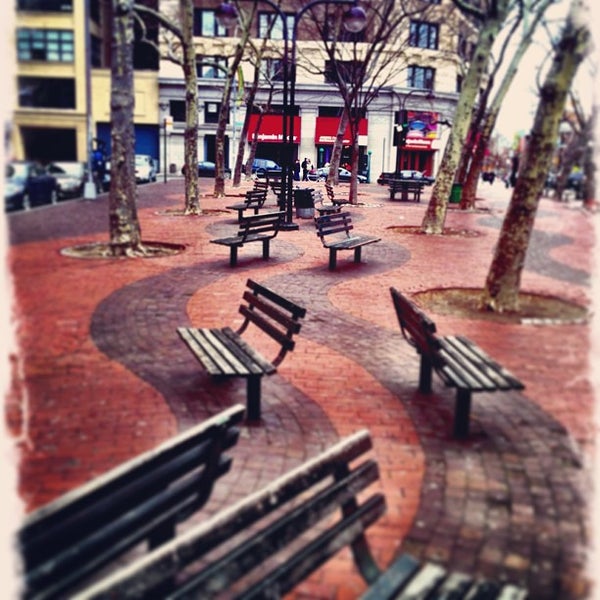 3/17/2013 tarihinde Anthony L.ziyaretçi tarafından SoHo Square Park'de çekilen fotoğraf