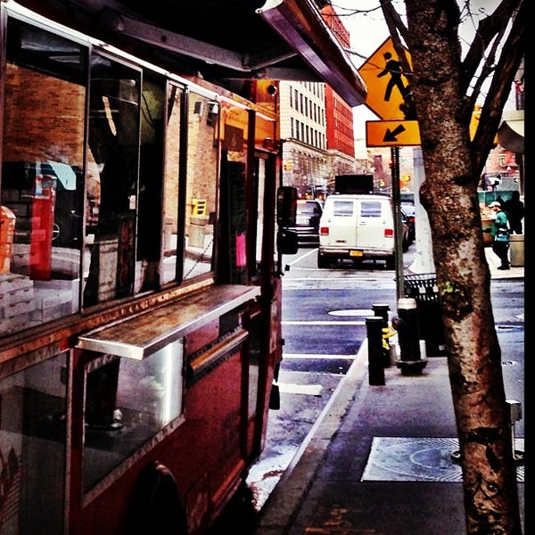 Foto diambil di The Eddie&#39;s Pizza Truck oleh Anthony L. pada 12/27/2012
