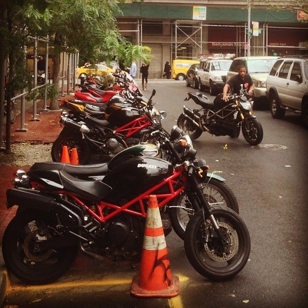 รูปภาพถ่ายที่ Ducati Triumph New York โดย Anthony L. เมื่อ 10/9/2012