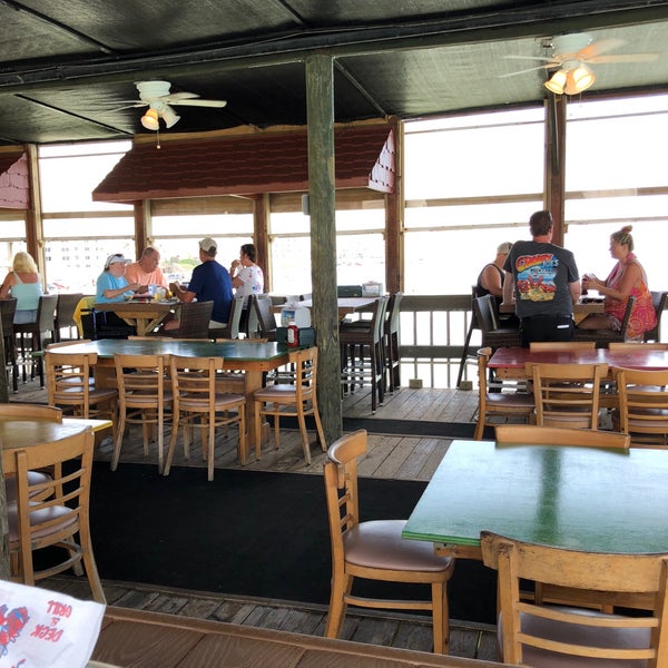 6/5/2018 tarihinde Ryan V.ziyaretçi tarafından Crabby Joe&#39;s Deck &amp; Grill'de çekilen fotoğraf