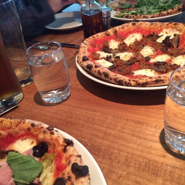 7/2/2014 tarihinde kenji I.ziyaretçi tarafından Novo Pizzeria &amp; Wine Bar'de çekilen fotoğraf