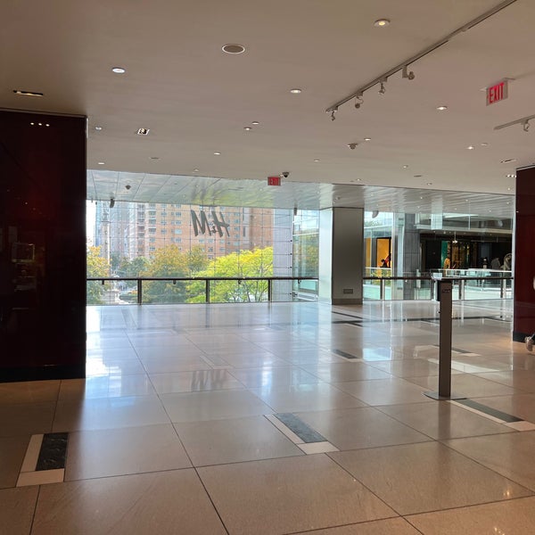 Foto tirada no(a) The Shops at Columbus Circle por Sage em 10/30/2021