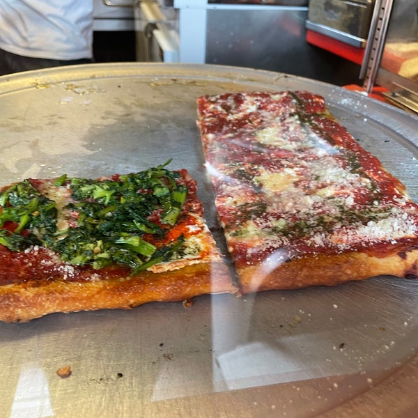 Das Foto wurde bei Luigi&#39;s Pizza von Sage am 7/7/2021 aufgenommen