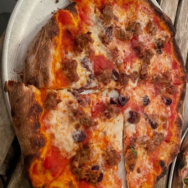 รูปภาพถ่ายที่ Ogliastro Pizza Bar โดย Sage เมื่อ 6/29/2021