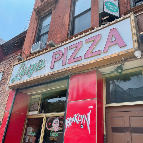 Foto tirada no(a) Luigi&#39;s Pizza por Sage em 7/7/2021