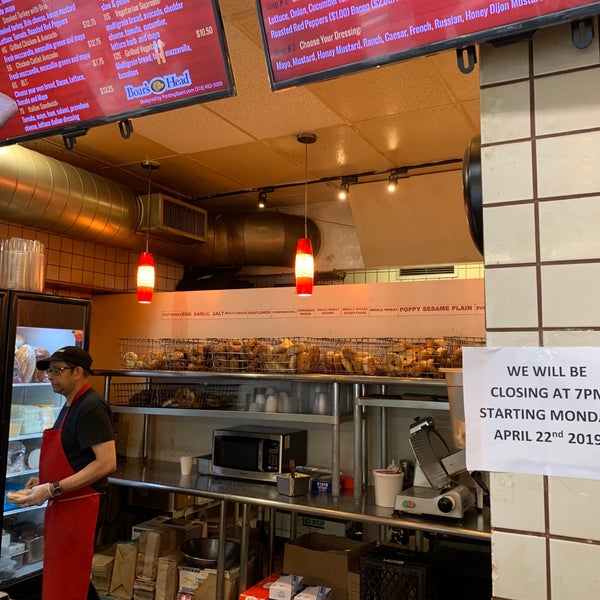 Foto tomada en Bagel Cafe &amp; Catering  por Sage el 5/2/2019